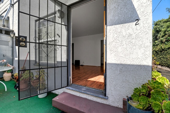 Building Photo - 1623 S Sycamore Ave