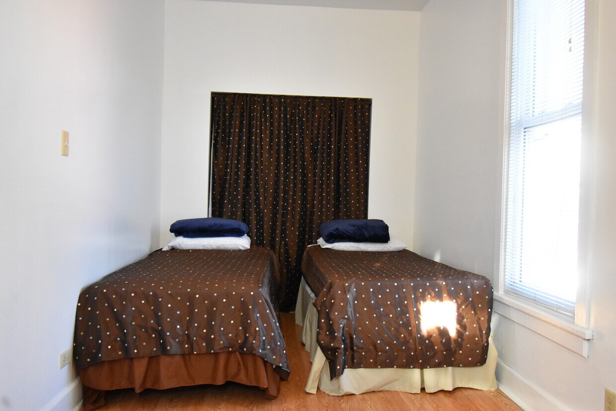 Unit 1 Single Bedroom with Closet - 2279 N Clybourn Ave