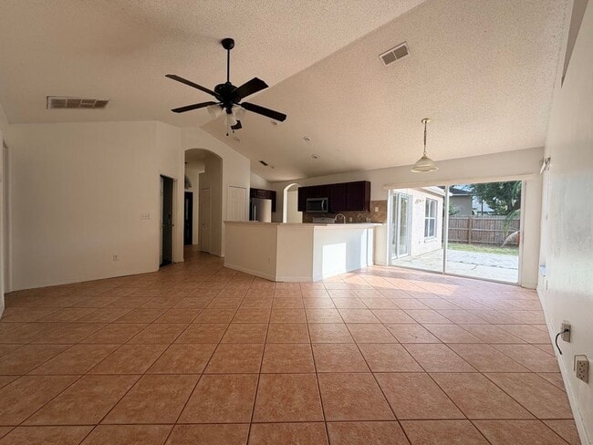 Photo - Large and Spacious 4/2 in Ideal Location! House