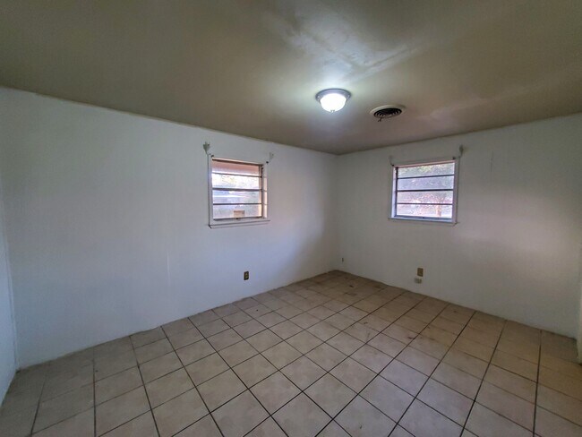 Building Photo - 2850 Wier Dr