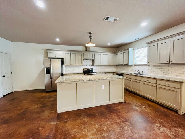 Building Photo - * MOVE IN SUMMER 6/16/2027 * 5 Bed 3.5 Bat...