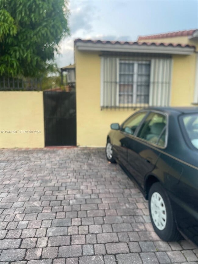 Building Photo - 951 SW 9th St