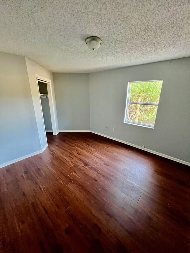 Foto del edificio - Spacious 2BR/1BA Conveniently Located Lakeland Duplex!