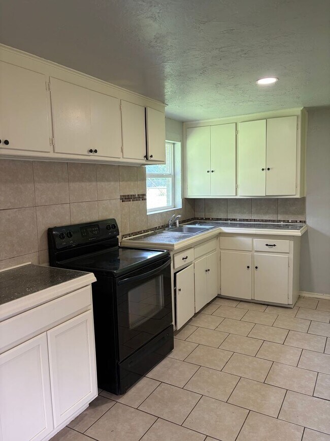 Building Photo - Nice size 2 bedroom for rent