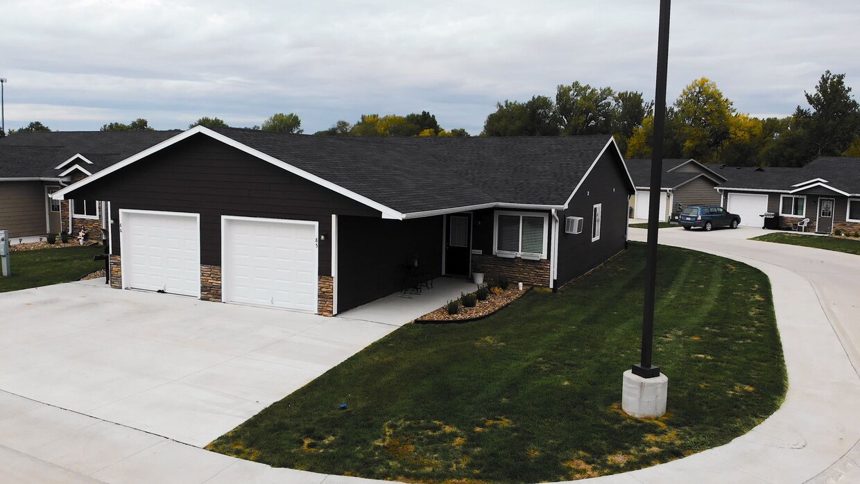 Foto principal - 3 Bedroom, Single-story Townhomes for rent...