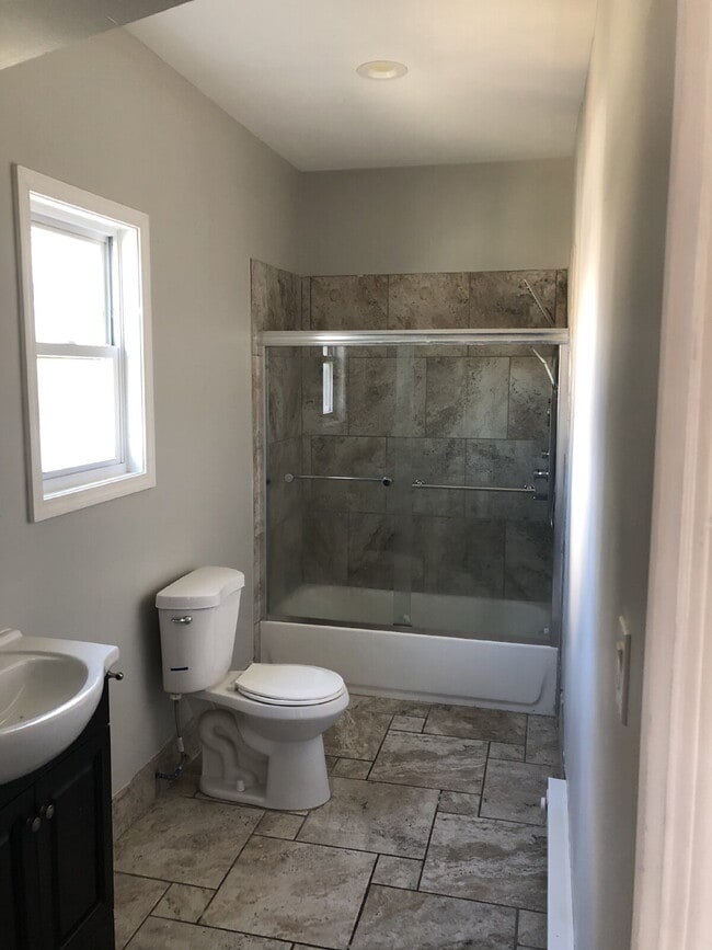 Photo - 3 bedroom in Glassport! Sign a lease befor... Apartment