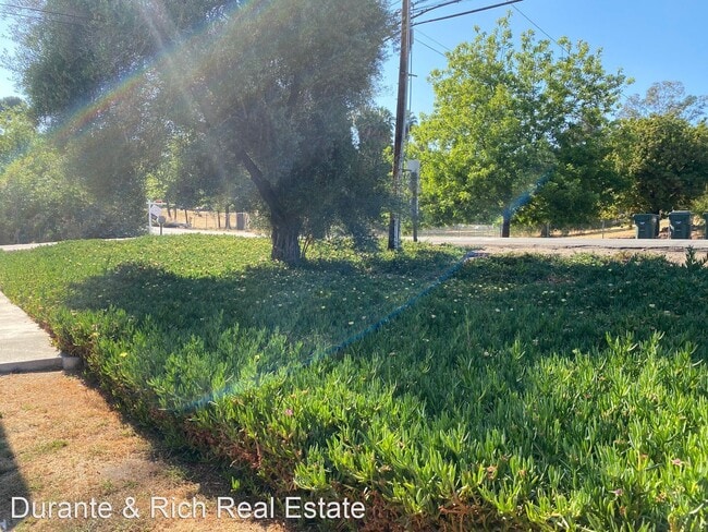 Building Photo - 3 br, 1.5 bath House - 9105 Tropico Drive
