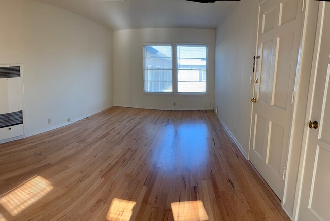 Building Photo - 831 Grevelia St