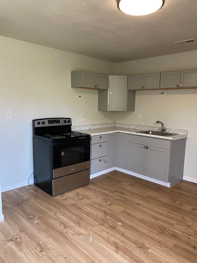 Building Photo - LIMITED TIME**NO APPLICATION FEE**1/2 OFF DEPOSIT**