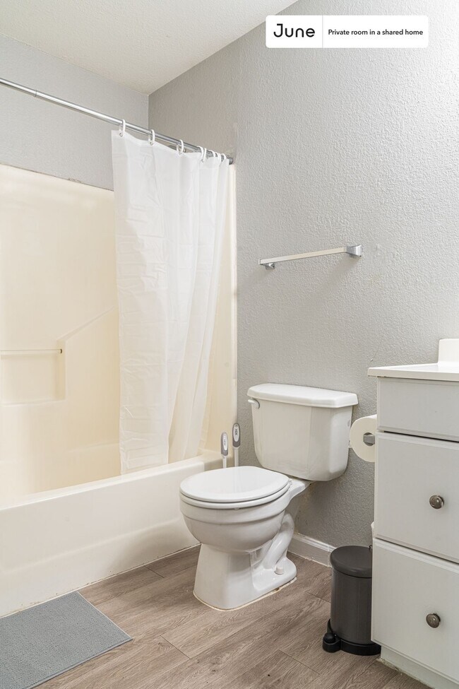 Foto del edificio - Private bedroom in 3 bed/2 bath Home