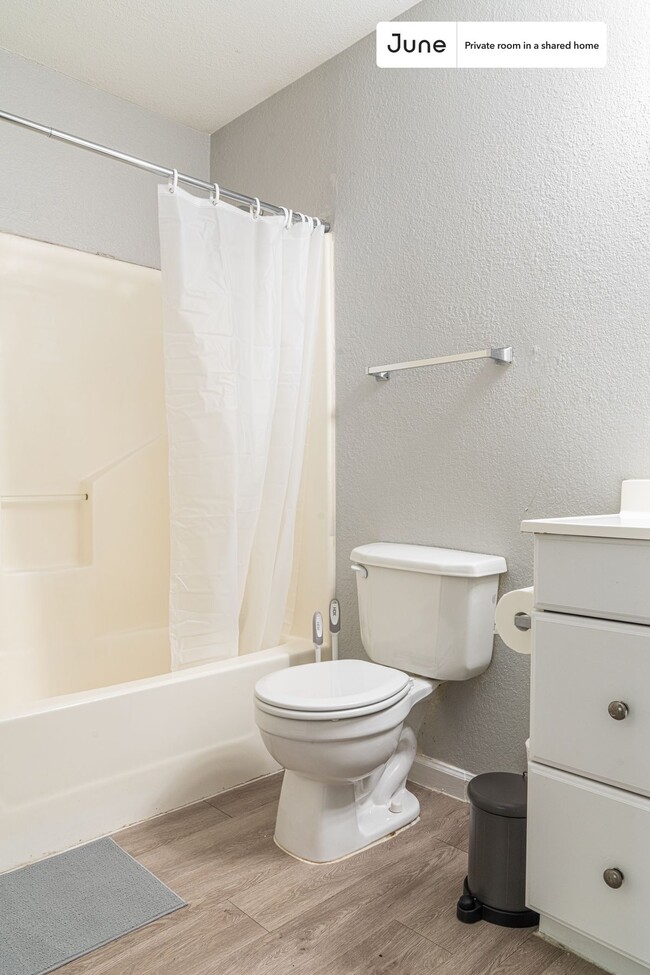 Building Photo - Private bedroom in 3 bed/2 bath Home