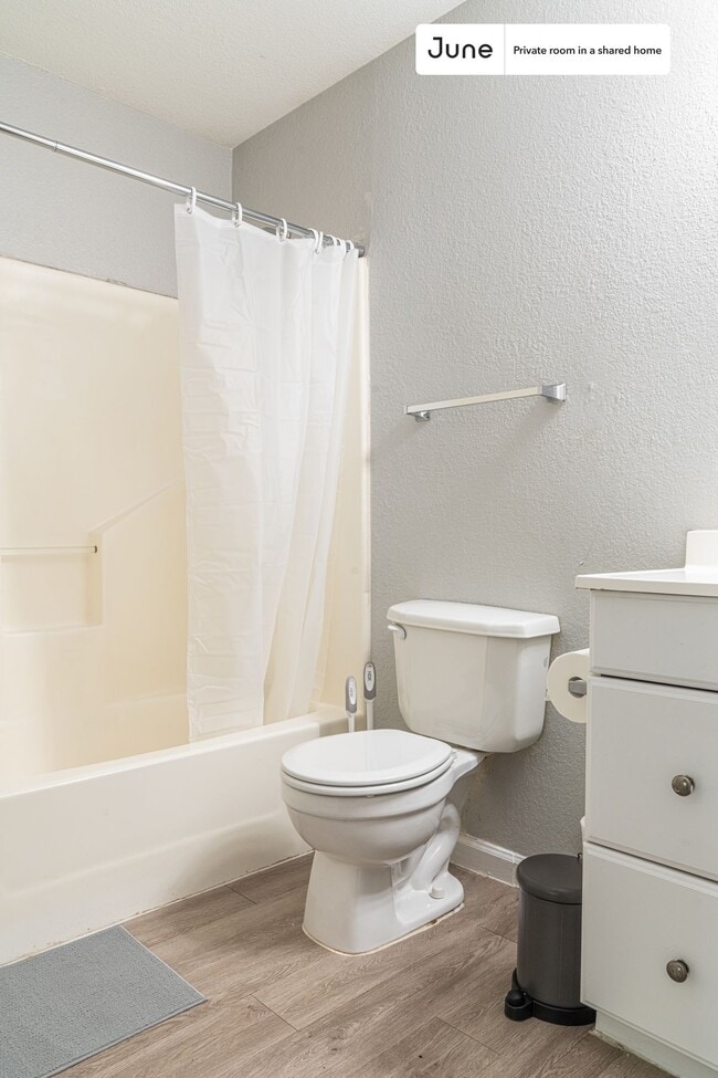 Building Photo - Room in Shared 3 bed/2 bath home