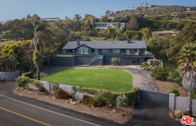 Foto del edificio - 4782 Encinal Canyon Rd