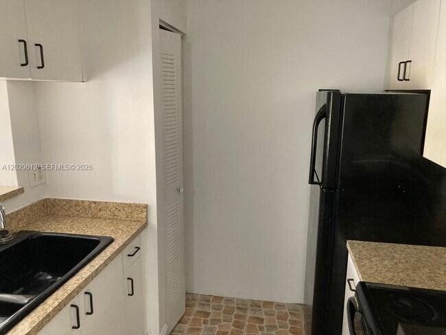 Foto del edificio - 1701 Village Blvd