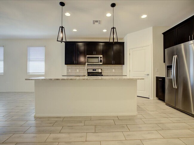 Foto del edificio - 4 Bedroom and 3 Bath