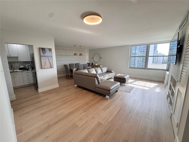 Building Photo - 2899 Collins Ave