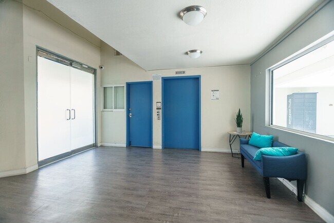 Foto del edificio - 6310 Sylmar Ave
