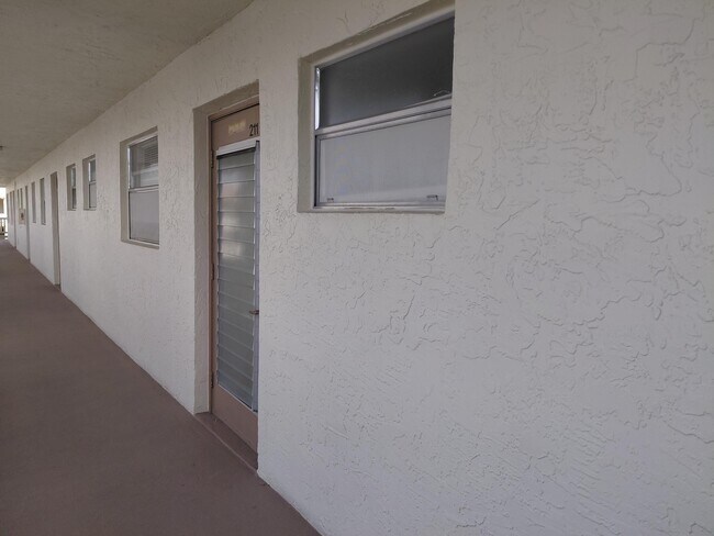 Foto del edificio - 6850 Royal Palm Blvd