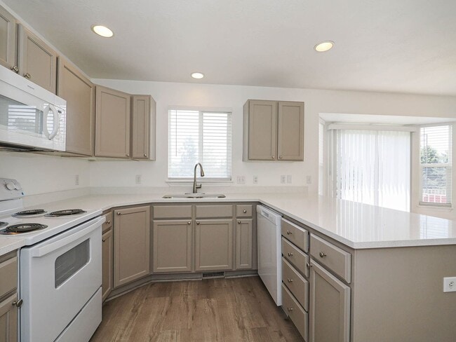 Building Photo - 4 Bedroom, 3.5 bathroom
