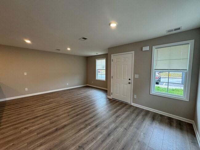 Foto del edificio - BRAND NEW 3 bedroom 2 bath townhome in the heart of Smyrna