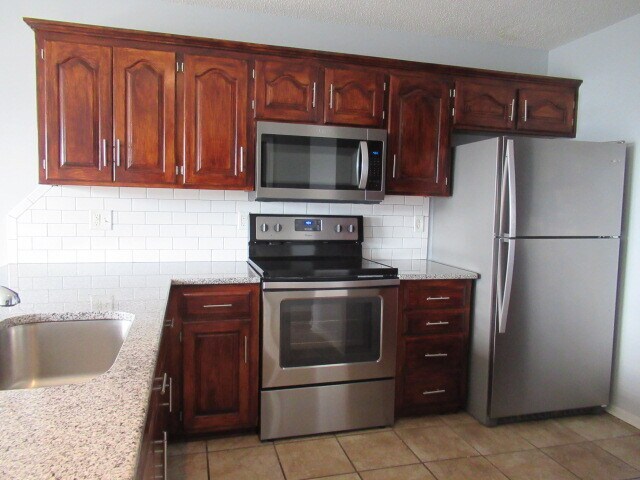 Foto del edificio - 15204 Glenwood Ave