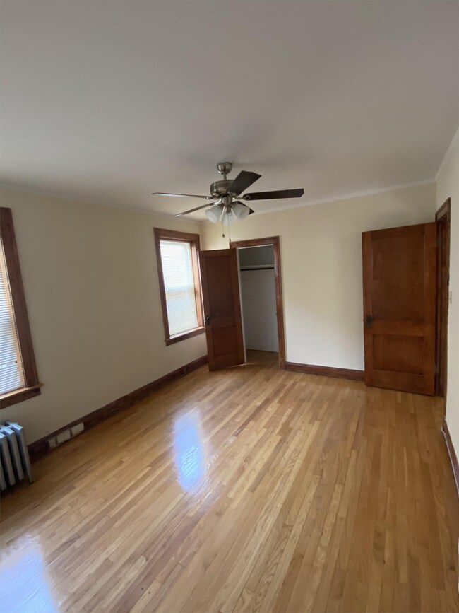 Building Photo - 8842 S Kenwood Ave
