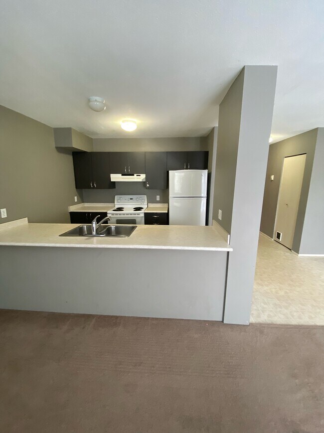 Photo du bâtiment - 8328-8392 92 Ave