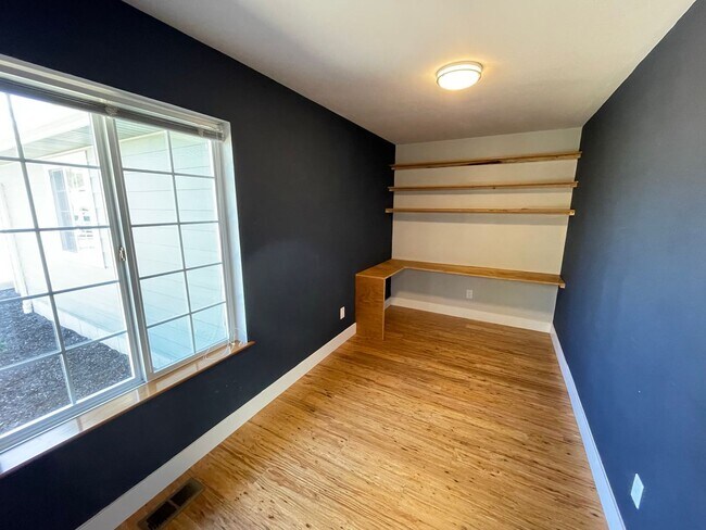 Building Photo - 5005 Kingsway