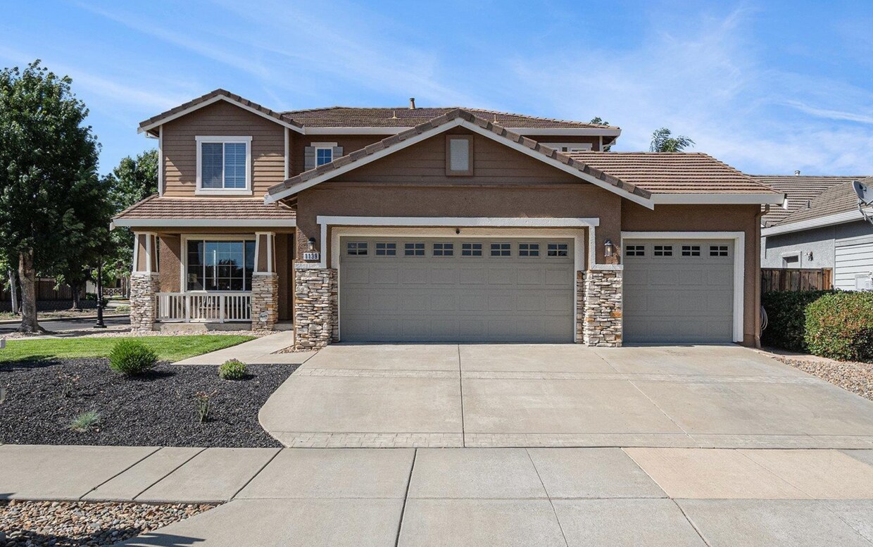 Foto principal - Beautiful 5-Bedroom Brentwood Home with 3-...