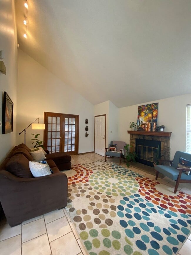 Foto del edificio - Great 3 Bed/3 Bath End Unit Townhome In Co...