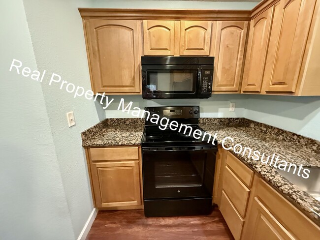 Building Photo - Beautifully Updated 3 Bedroom