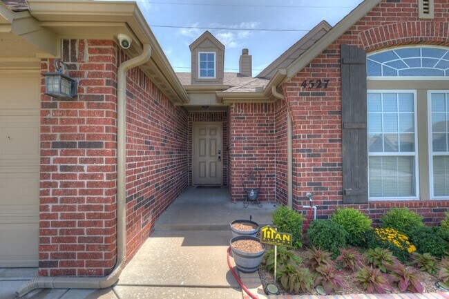 Building Photo - 4527 S Narcissus Ave