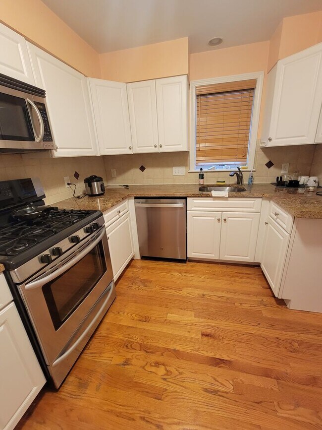 Foto del edificio - Spacious and Rare 3 Bd 2 Bath Near Fort Hill With Off Street Parking
