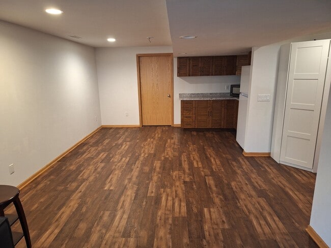 Building Photo - 412 Lone Pine Way