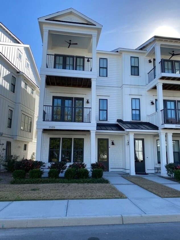 Primary Photo - Welcome to our luxurious townhouse in the ...