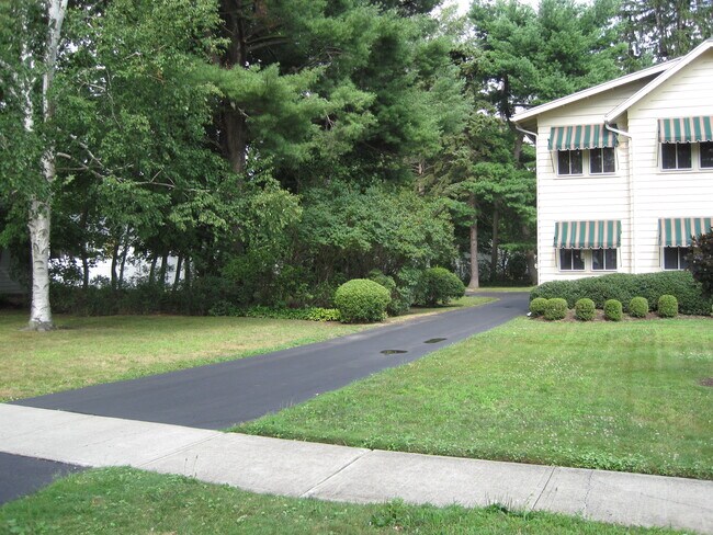 Building Photo - 120 Country Club Dr