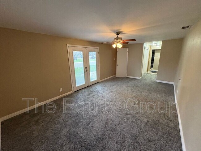 Foto del edificio - 600 N Dickran Dr