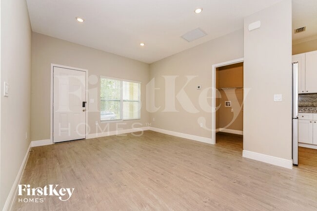 Building Photo - 446 Reading St SE