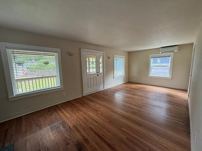 Building Photo - 7870 SW West Slope Dr