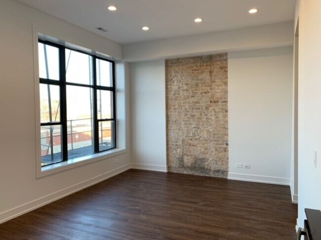 Building Photo - 1747 W Chicago Ave