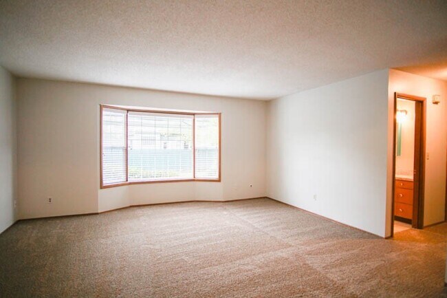 Foto del edificio - Close in NE-2 Bedroom with Parking Ready Now!