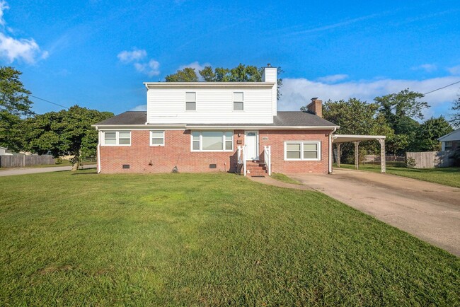 Building Photo - Spacious gem in the Foxhill neighborhood i...