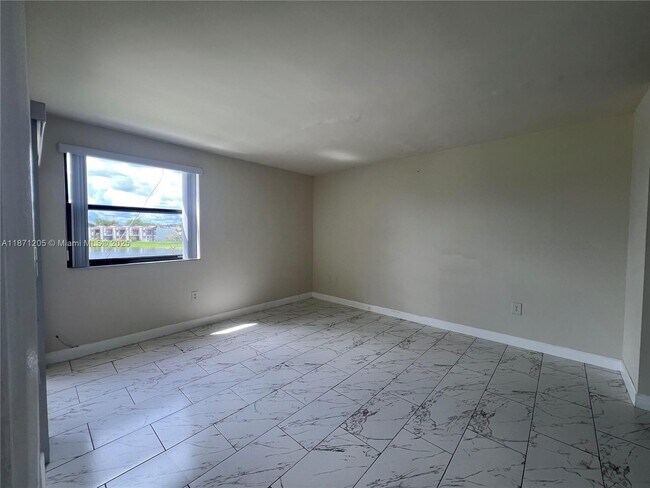 Foto del edificio - 480 W Park Dr