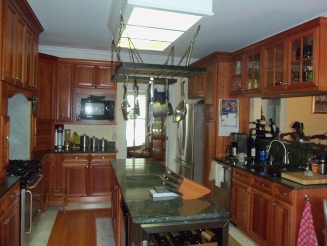 Building Photo - 4 Holly Forest Ct