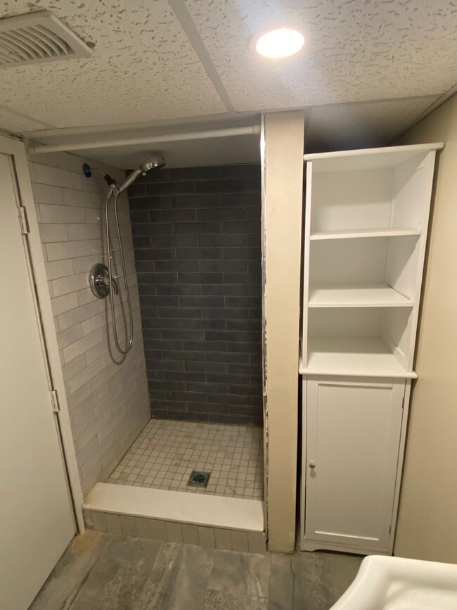 Building Photo - 1012 Bruce Av