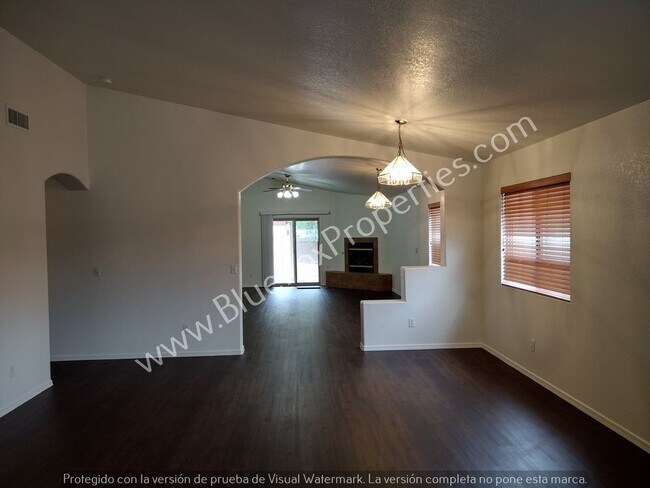 Building Photo - 915 N Silverleaf Oak Pl