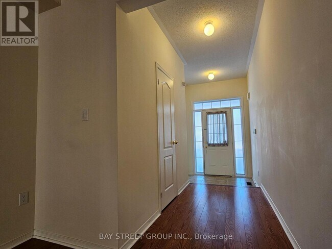 Building Photo - 1275 Blencowe Cres