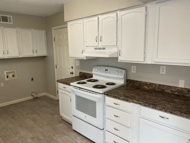 Building Photo - 46 Briarwood Ln