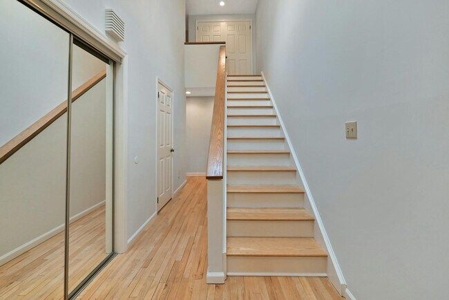 Building Photo - 17 Sandburg Ct