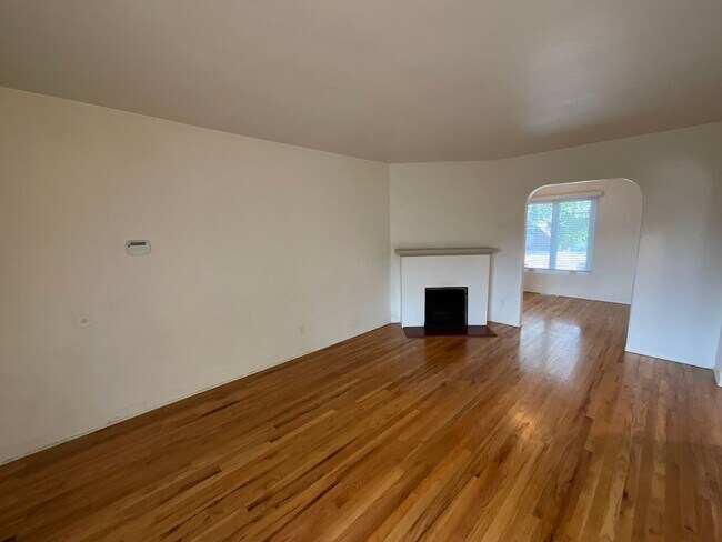 Building Photo - 2 Bedroom Single Story Home Available Near...